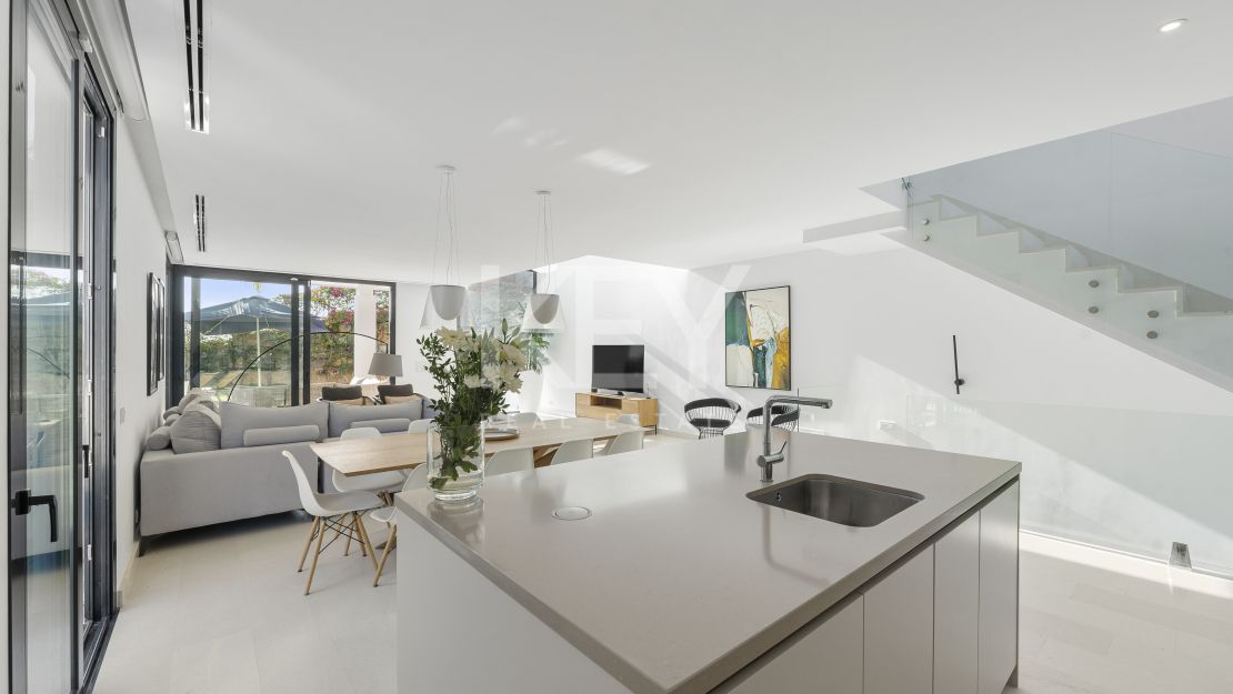 Modern Five-Bedroom Villa for Sale in Cabopino, Marbella East