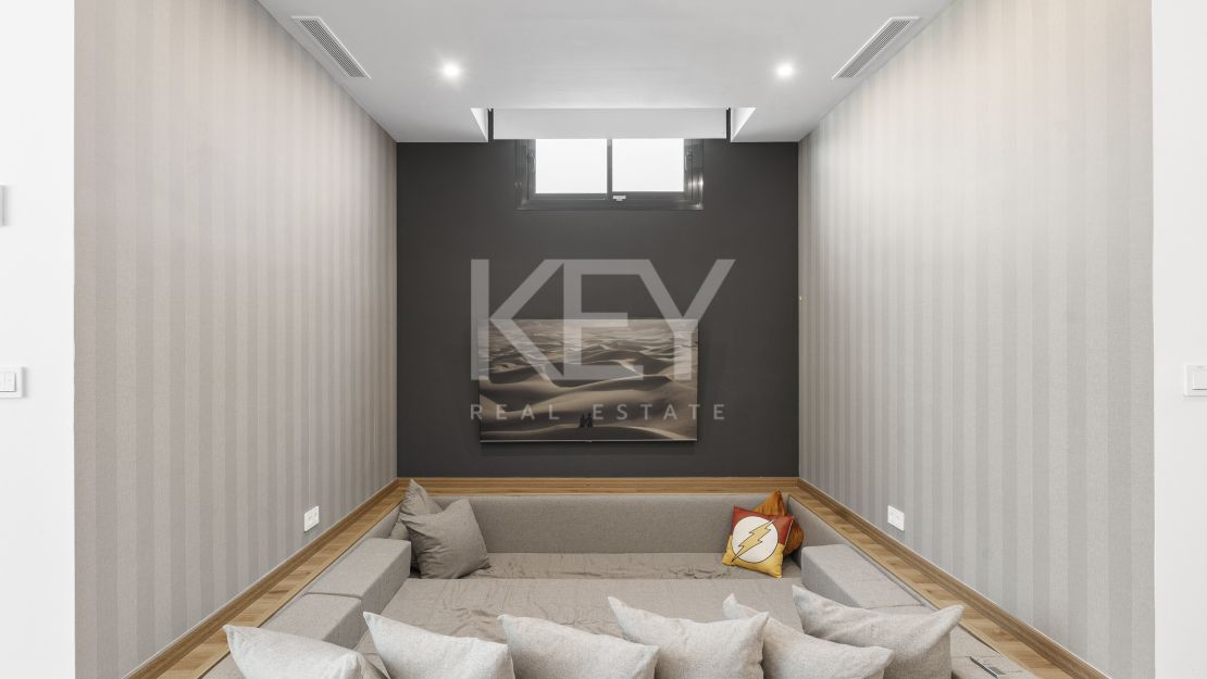 Modern Five-Bedroom Villa for Sale in Cabopino, Marbella East