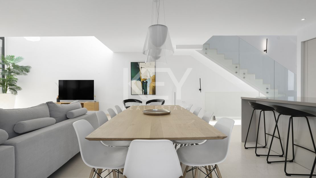 Modern Five-Bedroom Villa for Sale in Cabopino, Marbella East