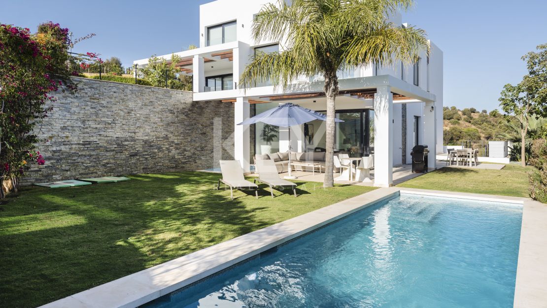 Modern Five-Bedroom Villa for Sale in Cabopino, Marbella East