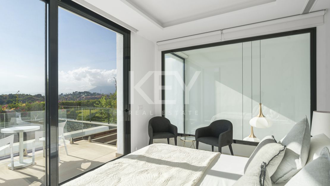 Modern Five-Bedroom Villa for Sale in Cabopino, Marbella East