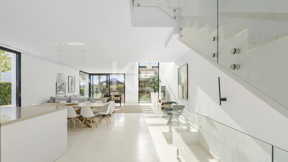Modern Five-Bedroom Villa for Sale in Cabopino, Marbella East