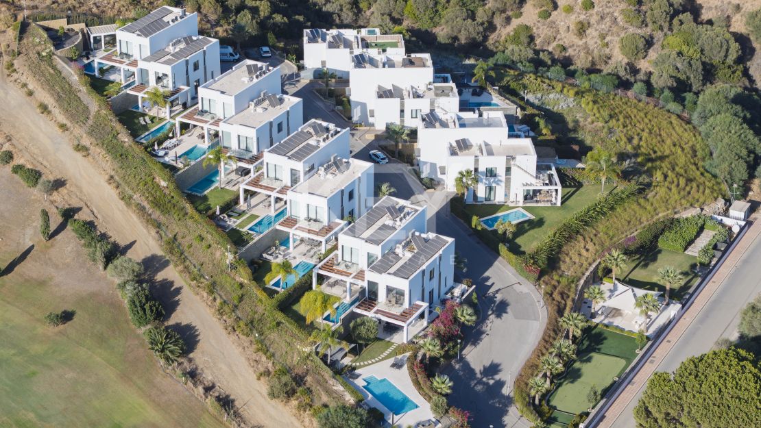 Modern Five-Bedroom Villa for Sale in Cabopino, Marbella East