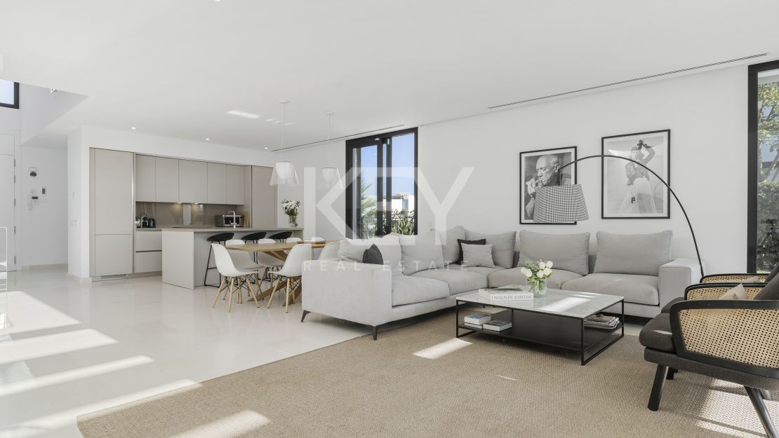 Modern Five-Bedroom Villa for Sale in Cabopino, Marbella East