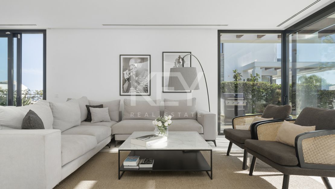 Modern Five-Bedroom Villa for Sale in Cabopino, Marbella East