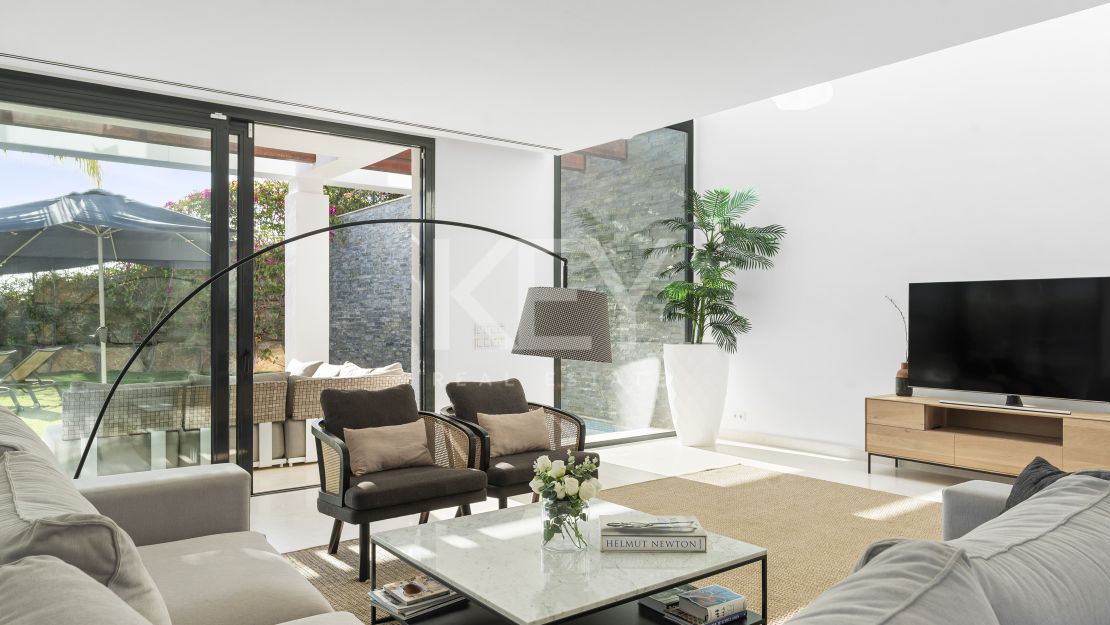 Modern Five-Bedroom Villa for Sale in Cabopino, Marbella East