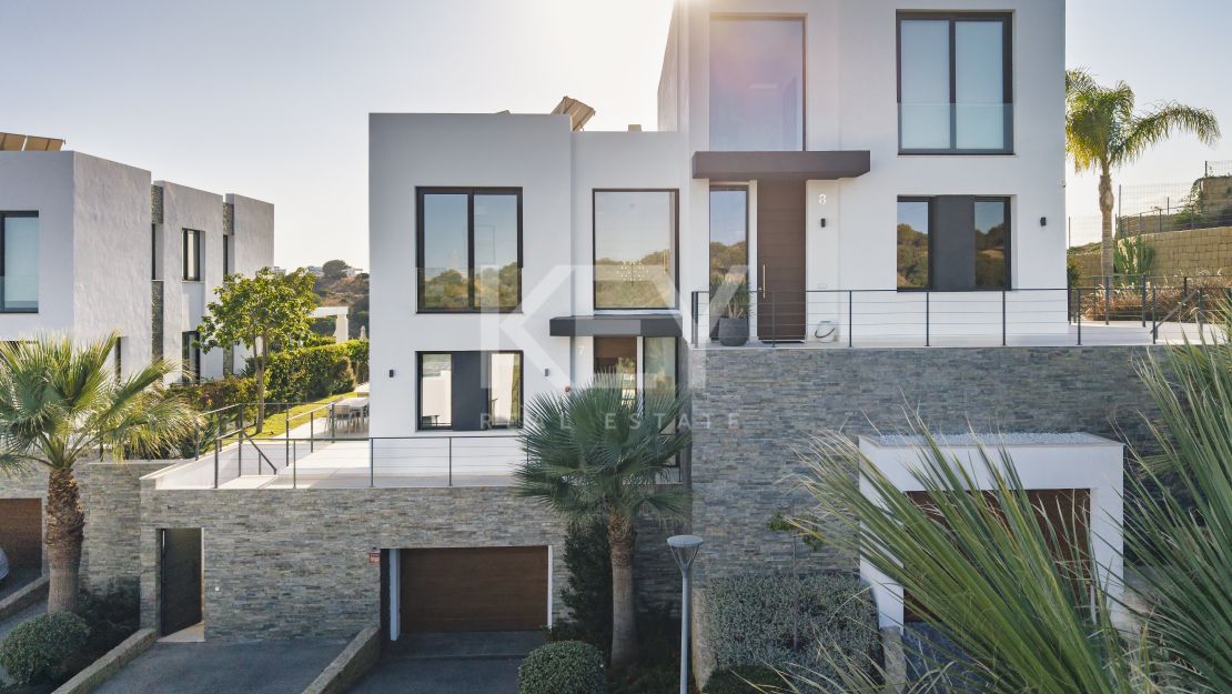 Modern Five-Bedroom Villa for Sale in Cabopino, Marbella East