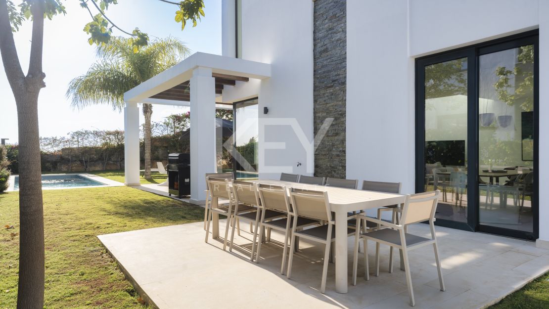 Modern Five-Bedroom Villa for Sale in Cabopino, Marbella East