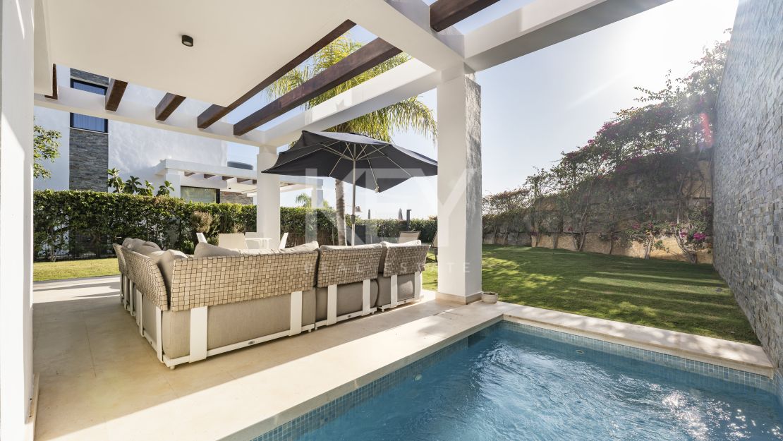 Modern Five-Bedroom Villa for Sale in Cabopino, Marbella East