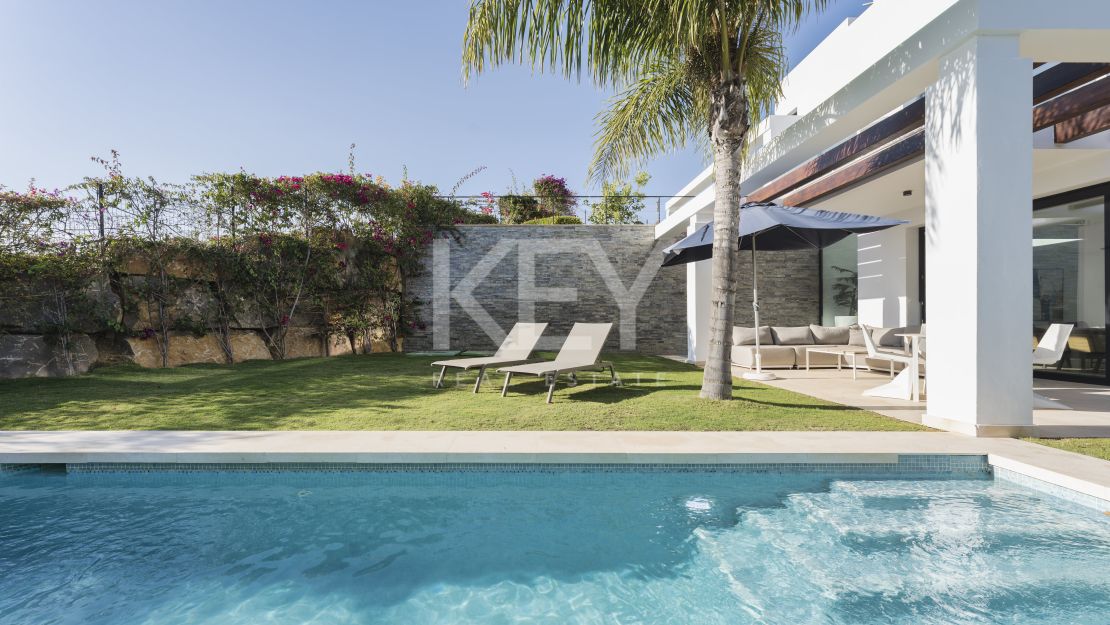Modern Five-Bedroom Villa for Sale in Cabopino, Marbella East