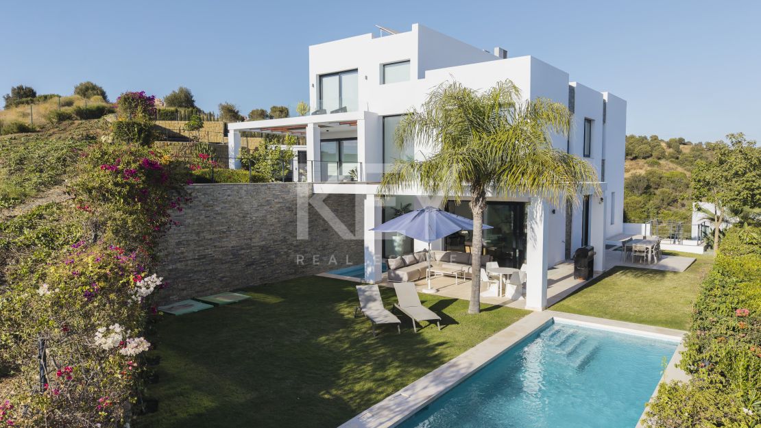 Modern Five-Bedroom Villa for Sale in Cabopino, Marbella East