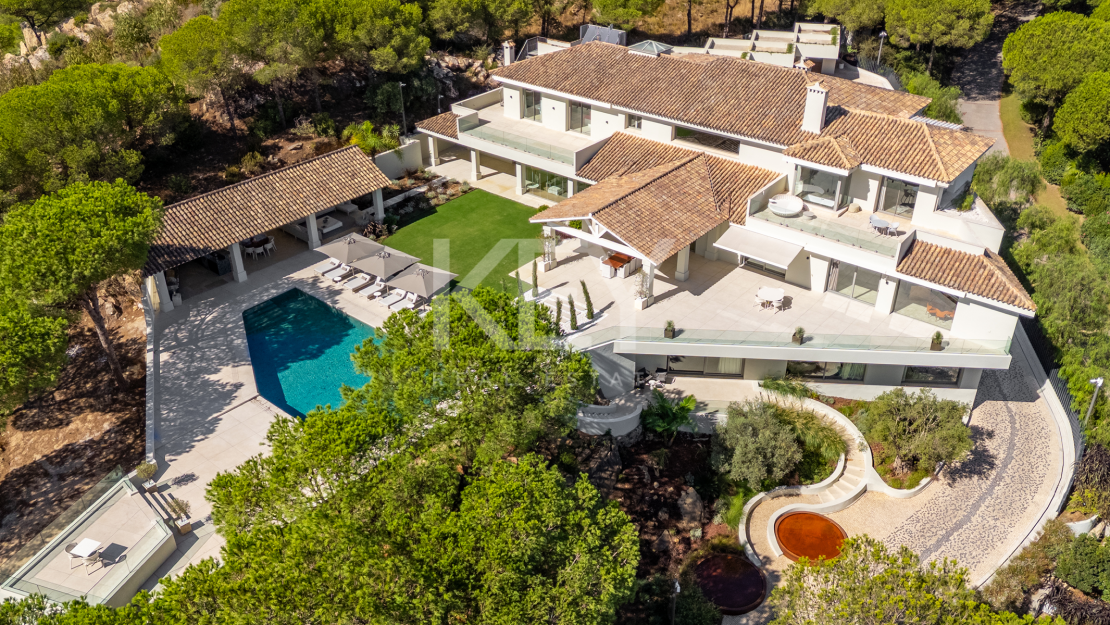 Luxury Villa with Panoramic Sea and Golf Views for Sale in Sotogrande