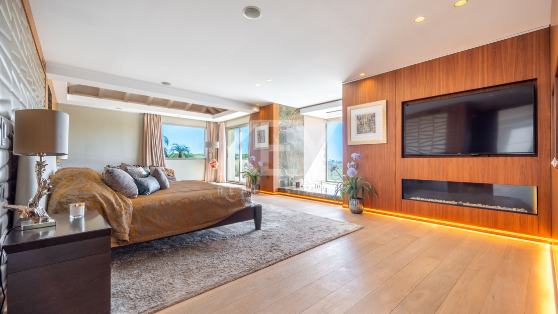 Luxury Villa with Panoramic Sea and Golf Views for Sale in Sotogrande