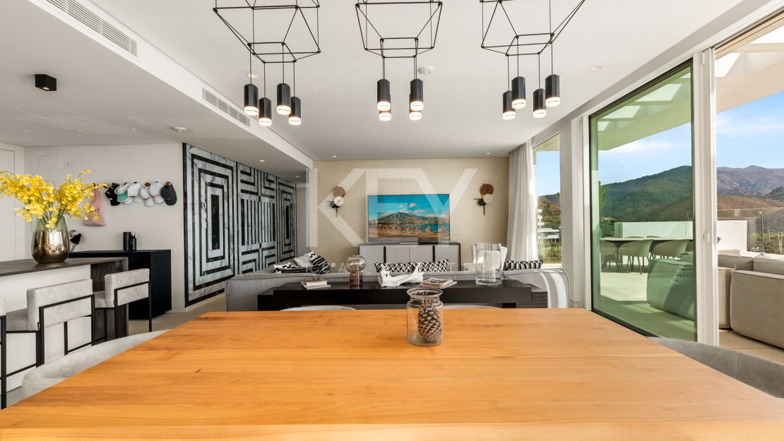 Ático Panorámico con Enorme Terraza y Vistas al Mar en Venta en Palo Alto,  Marbella
