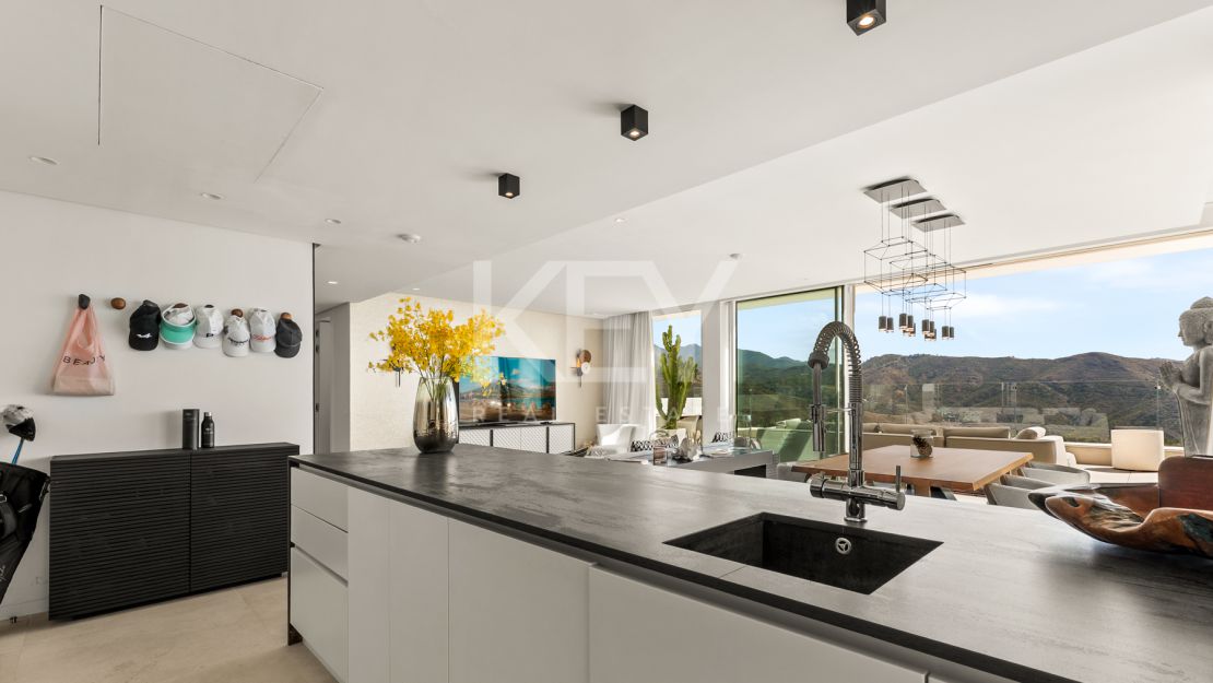 Ático Panorámico con Enorme Terraza y Vistas al Mar en Venta en Palo Alto,  Marbella