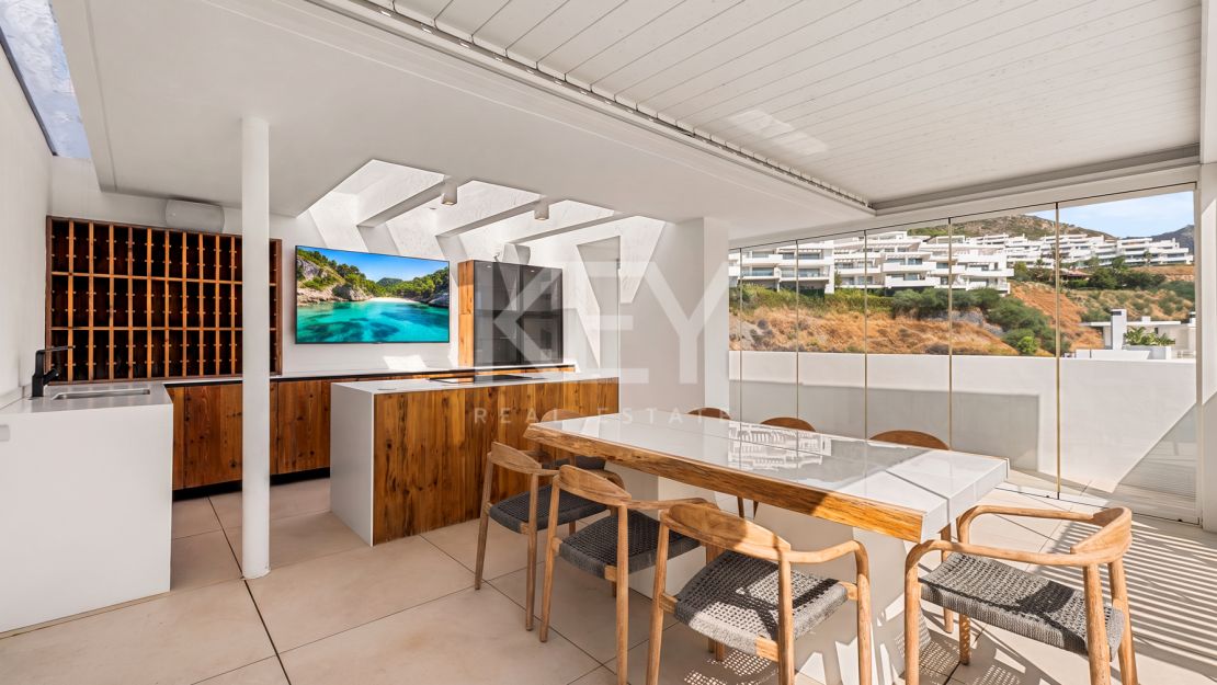Ático Panorámico con Enorme Terraza y Vistas al Mar en Venta en Palo Alto,  Marbella