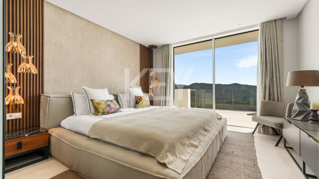 Ático Panorámico con Enorme Terraza y Vistas al Mar en Venta en Palo Alto,  Marbella
