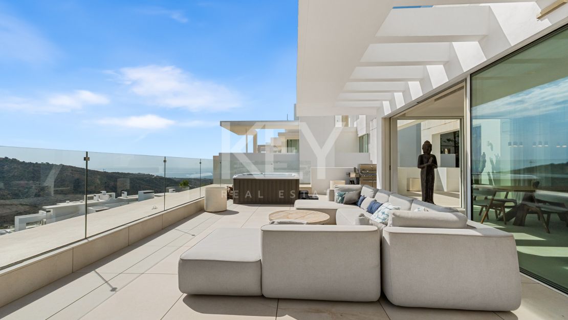 Ático Panorámico con Enorme Terraza y Vistas al Mar en Venta en Palo Alto,  Marbella