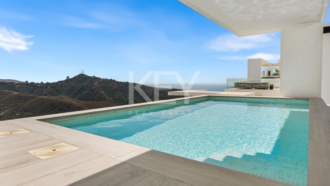 Ático Panorámico con Enorme Terraza y Vistas al Mar en Venta en Palo Alto,  Marbella