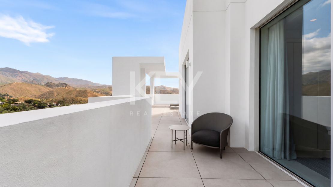 Ático Panorámico con Enorme Terraza y Vistas al Mar en Venta en Palo Alto,  Marbella