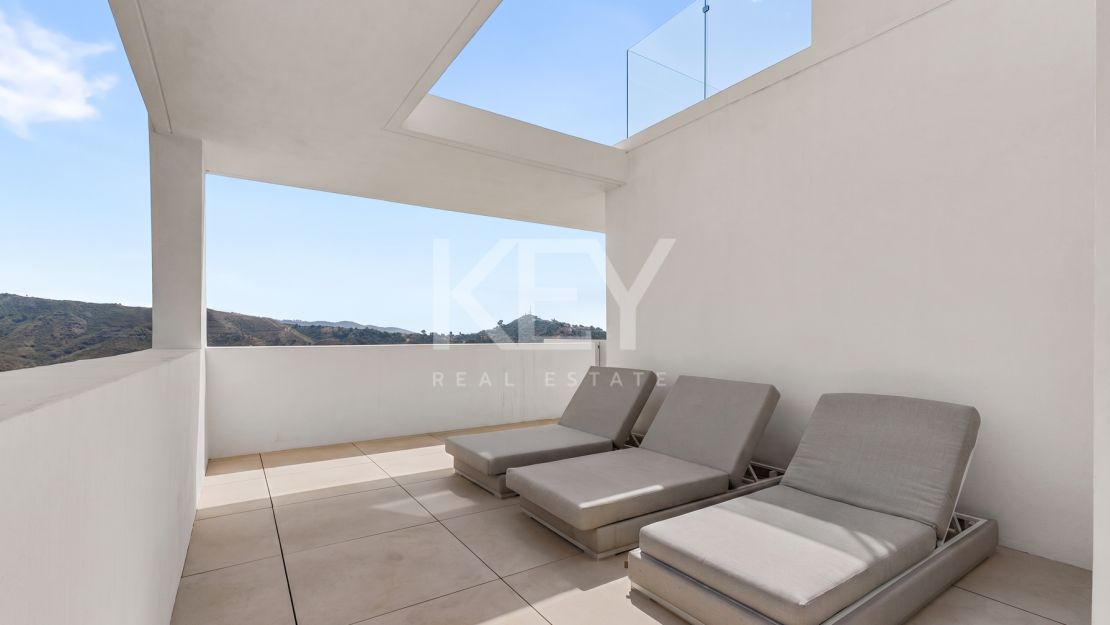Ático Panorámico con Enorme Terraza y Vistas al Mar en Venta en Palo Alto,  Marbella