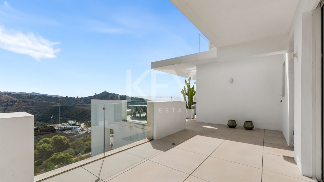 Ático Panorámico con Enorme Terraza y Vistas al Mar en Venta en Palo Alto,  Marbella