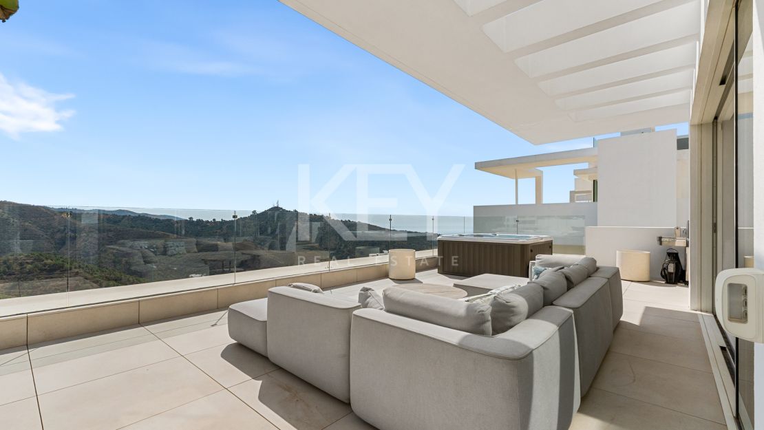Ático Panorámico con Enorme Terraza y Vistas al Mar en Venta en Palo Alto,  Marbella