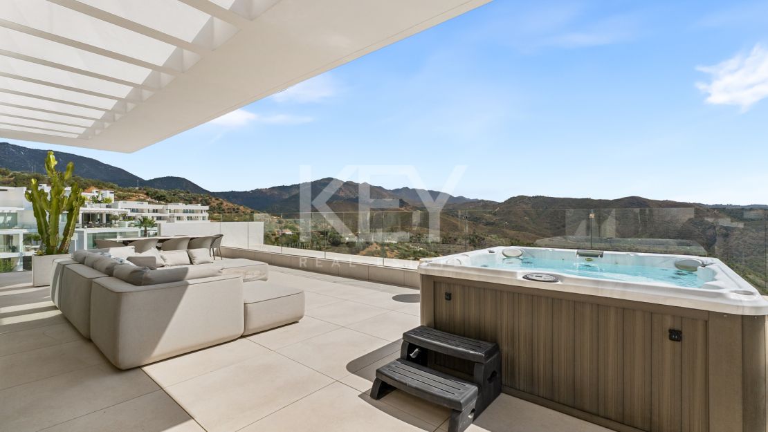 Ático Panorámico con Enorme Terraza y Vistas al Mar en Venta en Palo Alto,  Marbella