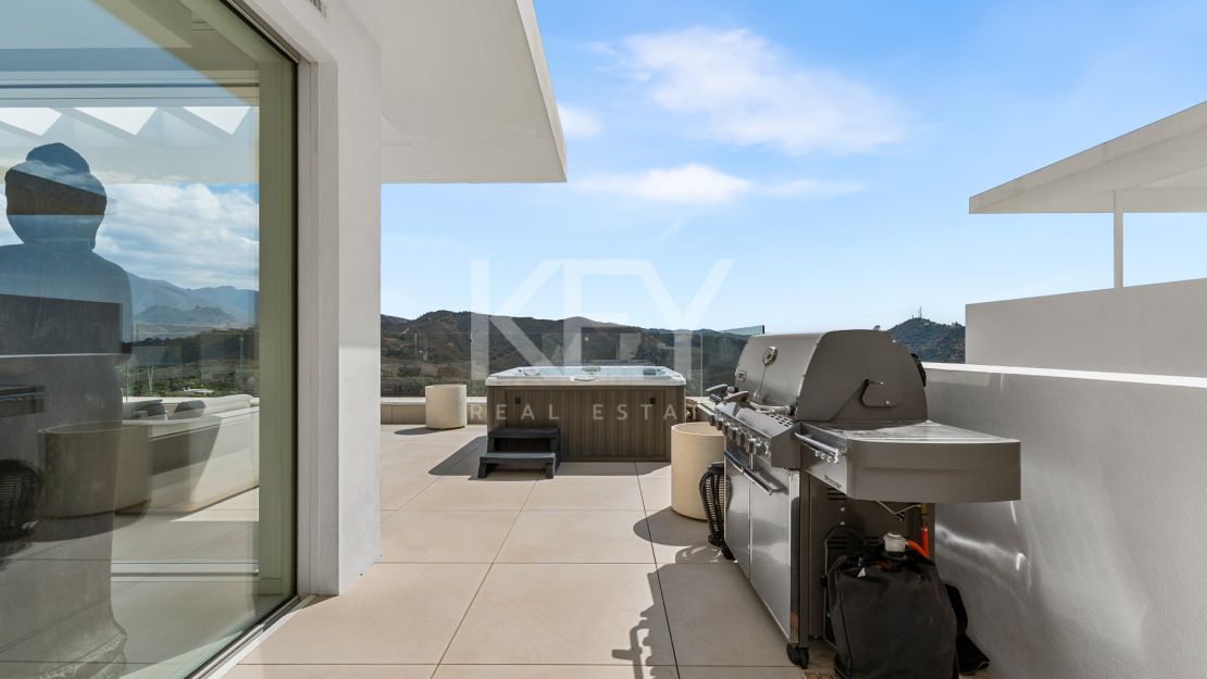Ático Panorámico con Enorme Terraza y Vistas al Mar en Venta en Palo Alto,  Marbella