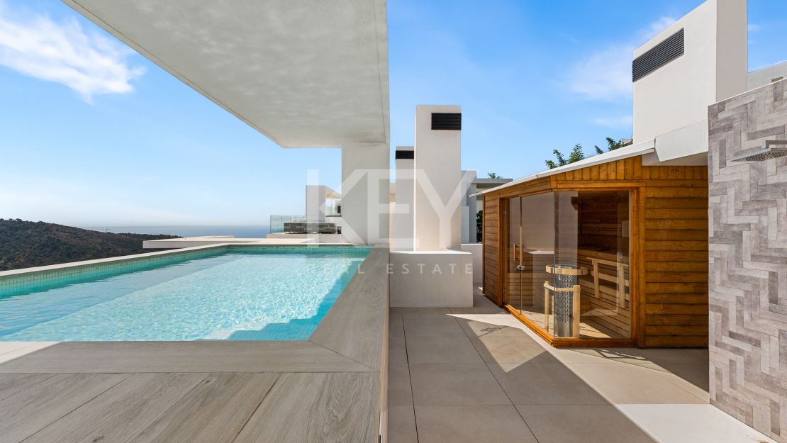 Ático Panorámico con Enorme Terraza y Vistas al Mar en Venta en Palo Alto,  Marbella