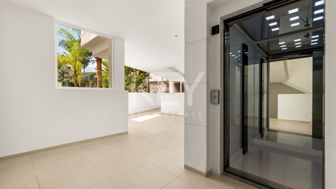 Ático Panorámico con Enorme Terraza y Vistas al Mar en Venta en Palo Alto,  Marbella