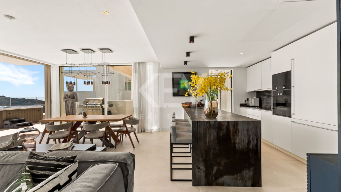 Ático Panorámico con Enorme Terraza y Vistas al Mar en Venta en Palo Alto,  Marbella