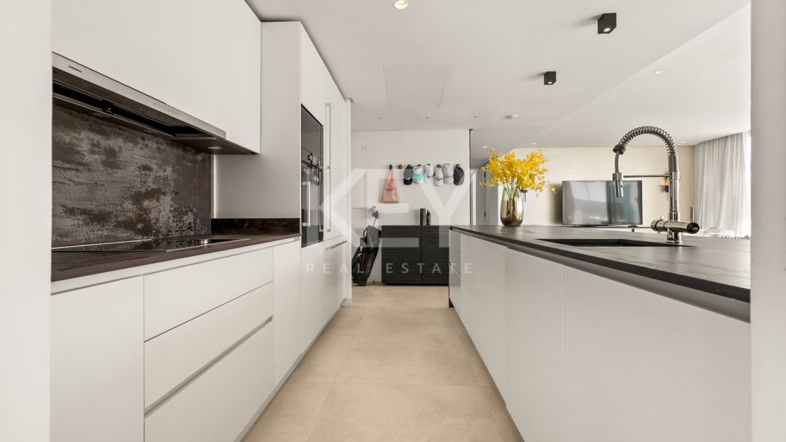 Ático Panorámico con Enorme Terraza y Vistas al Mar en Venta en Palo Alto,  Marbella