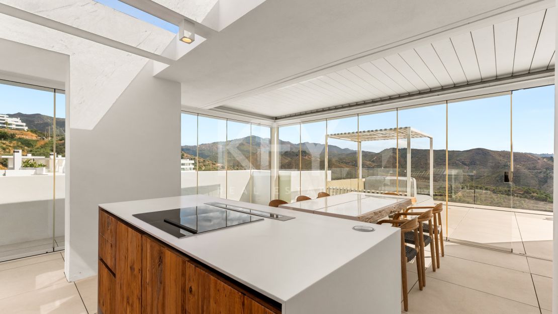 Ático Panorámico con Enorme Terraza y Vistas al Mar en Venta en Palo Alto,  Marbella