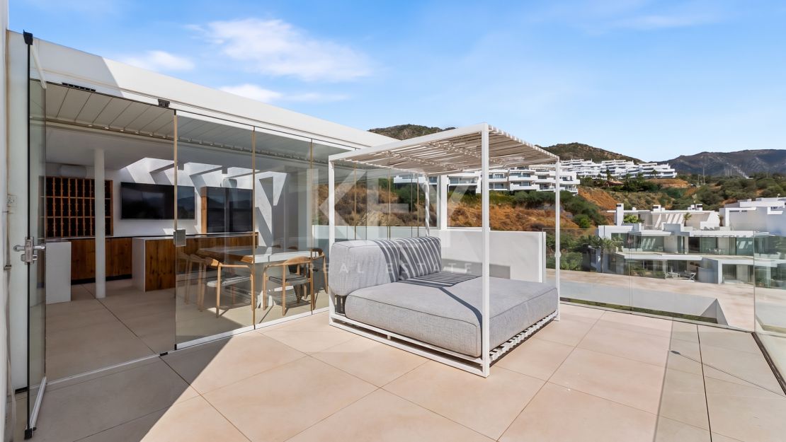 Ático Panorámico con Enorme Terraza y Vistas al Mar en Venta en Palo Alto,  Marbella