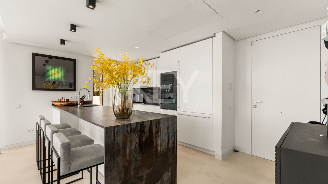 Ático Panorámico con Enorme Terraza y Vistas al Mar en Venta en Palo Alto,  Marbella