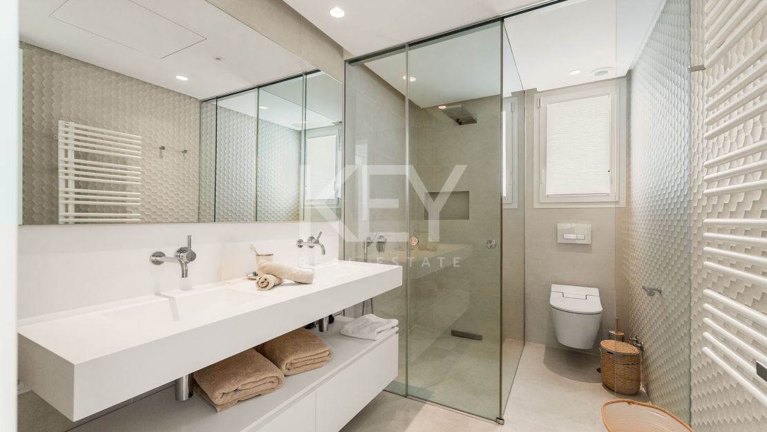 Ático Panorámico con Enorme Terraza y Vistas al Mar en Venta en Palo Alto,  Marbella