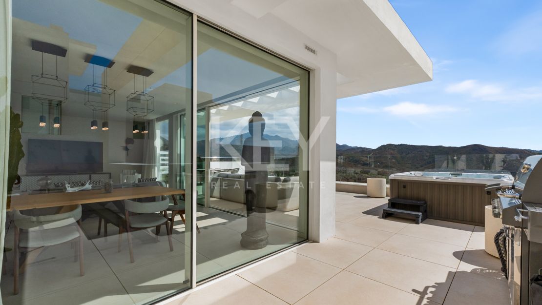 Ático Panorámico con Enorme Terraza y Vistas al Mar en Venta en Palo Alto,  Marbella