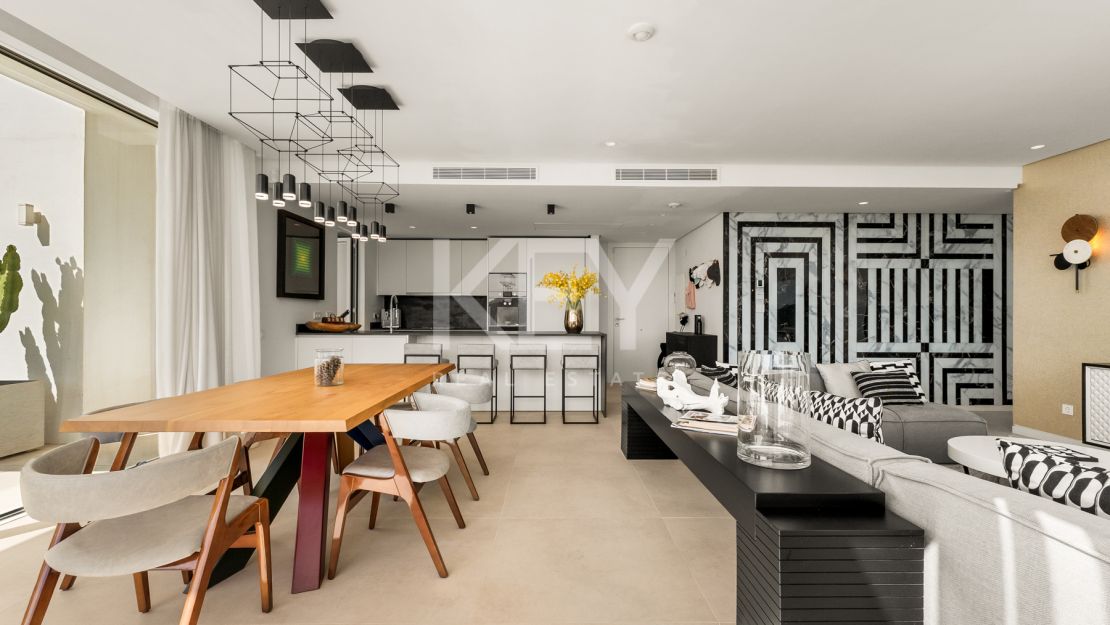 Ático Panorámico con Enorme Terraza y Vistas al Mar en Venta en Palo Alto,  Marbella