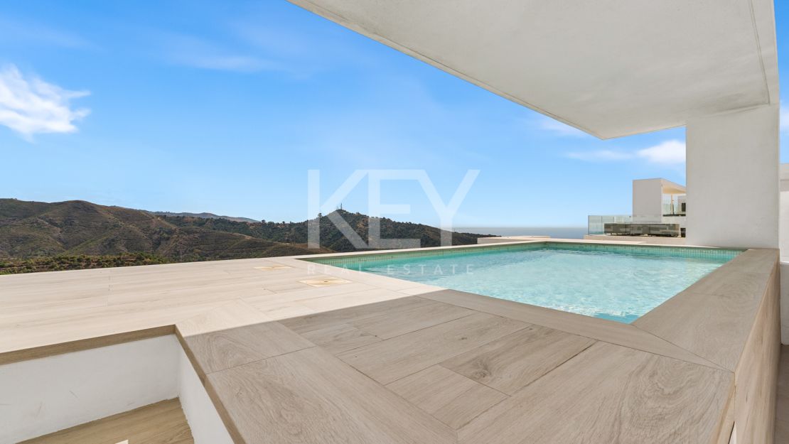 Ático Panorámico con Enorme Terraza y Vistas al Mar en Venta en Palo Alto,  Marbella