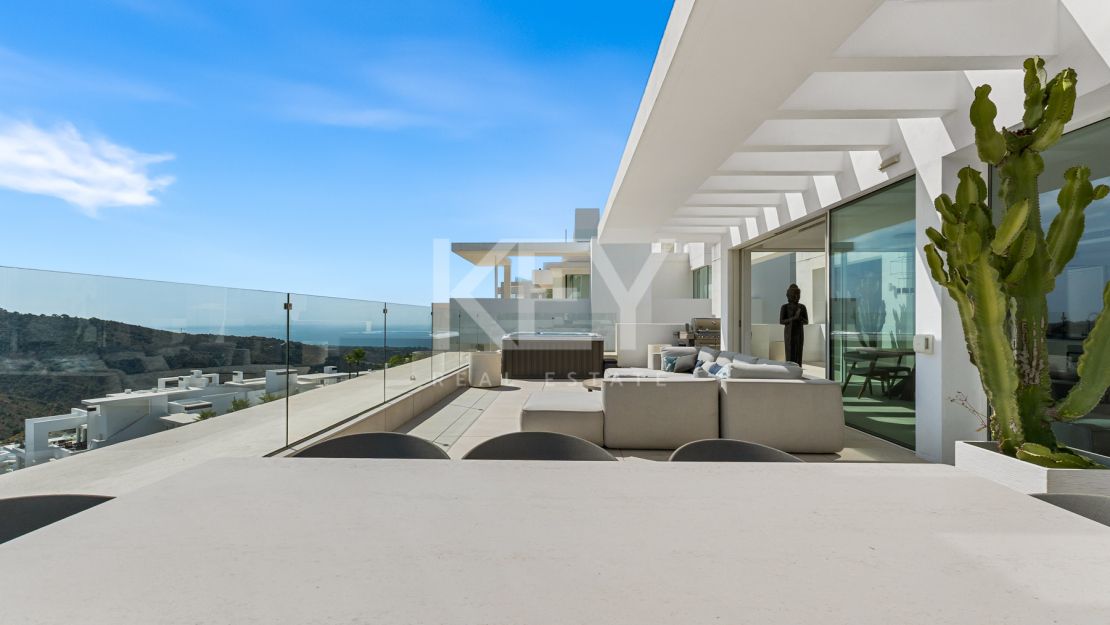 Ático Panorámico con Enorme Terraza y Vistas al Mar en Venta en Palo Alto,  Marbella