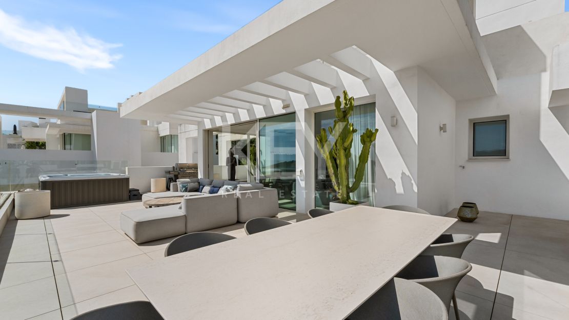 Ático Panorámico con Enorme Terraza y Vistas al Mar en Venta en Palo Alto,  Marbella