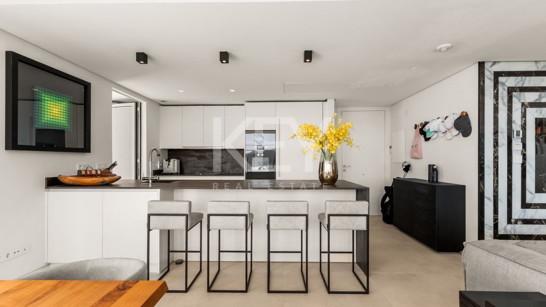 Ático Panorámico con Enorme Terraza y Vistas al Mar en Venta en Palo Alto,  Marbella