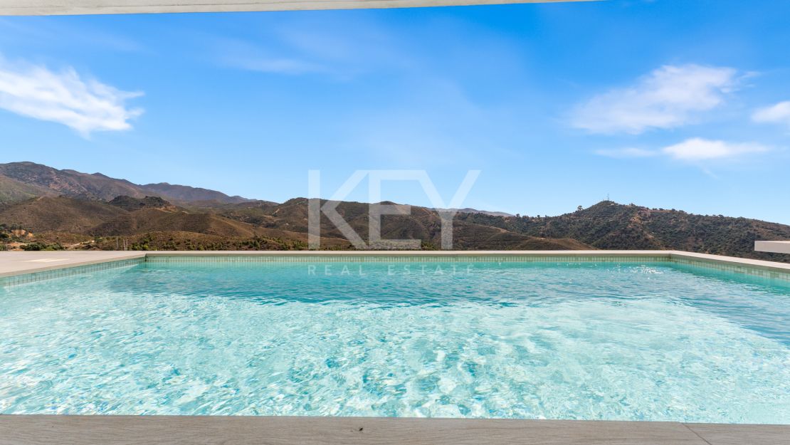 Ático Panorámico con Enorme Terraza y Vistas al Mar en Venta en Palo Alto,  Marbella