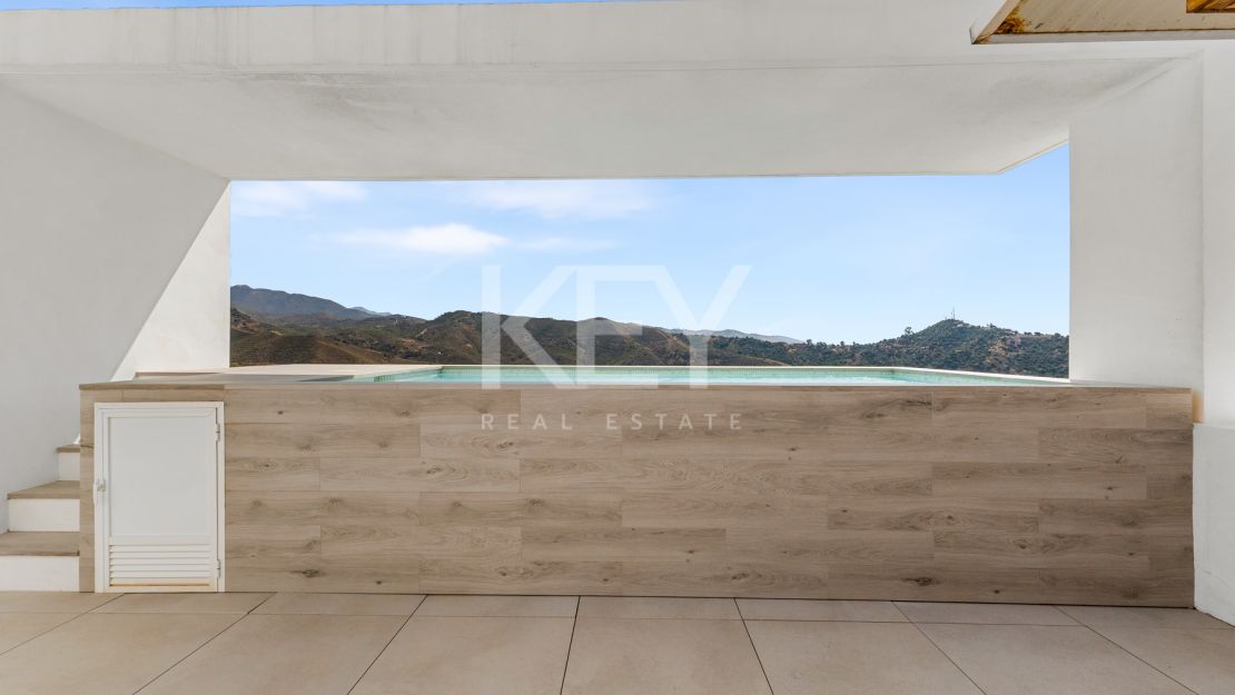 Ático Panorámico con Enorme Terraza y Vistas al Mar en Venta en Palo Alto,  Marbella