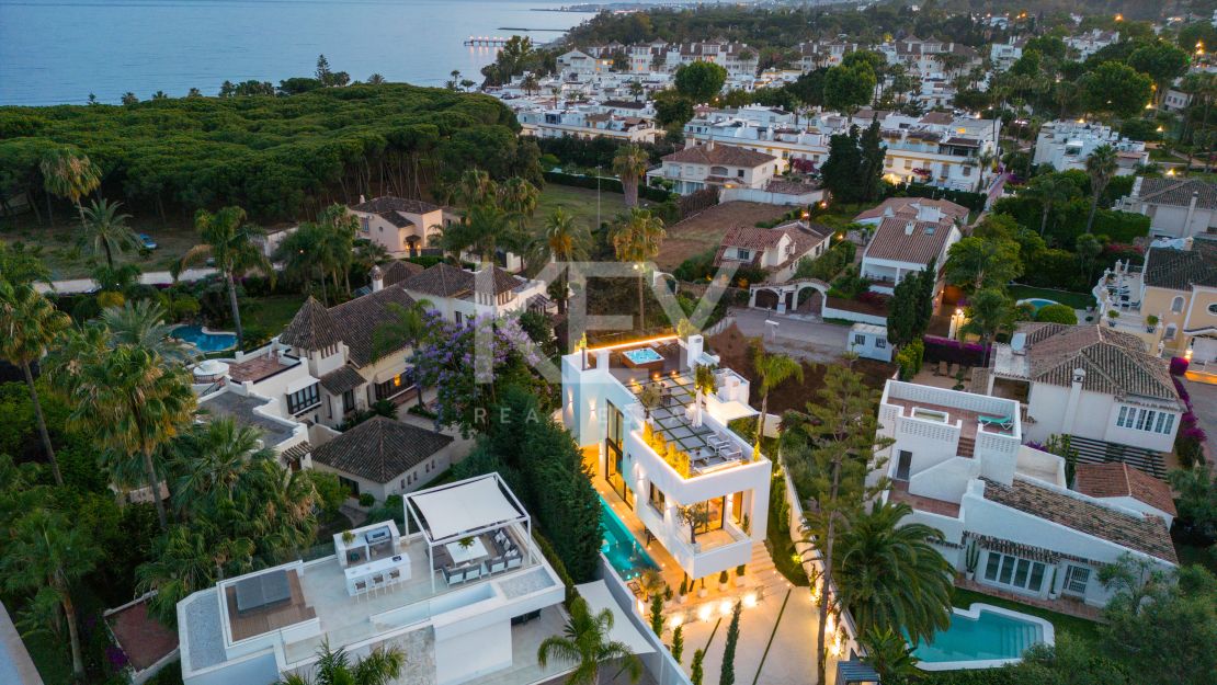 Villa Contemporánea Junto a la Playa en Venta en la Milla de Oro de Marbella