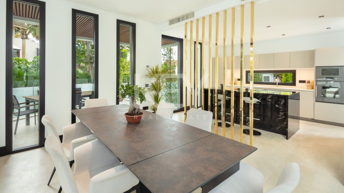 Villa Contemporánea Junto a la Playa en Venta en la Milla de Oro de Marbella