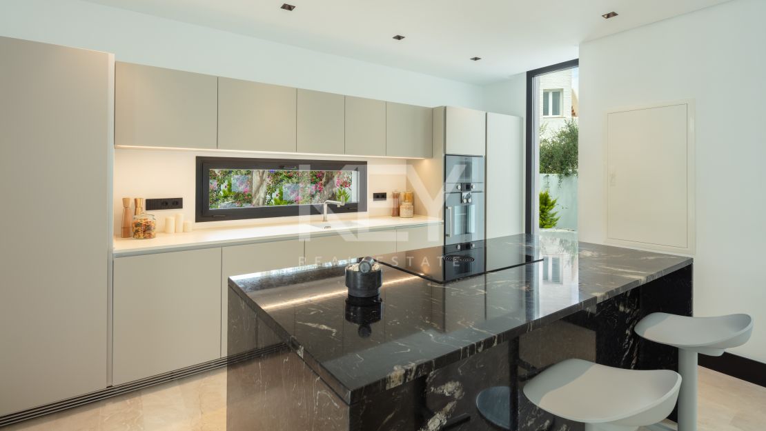 Villa Contemporánea Junto a la Playa en Venta en la Milla de Oro de Marbella
