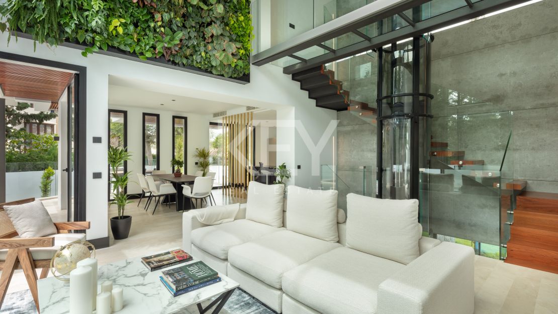 Villa Contemporánea Junto a la Playa en Venta en la Milla de Oro de Marbella