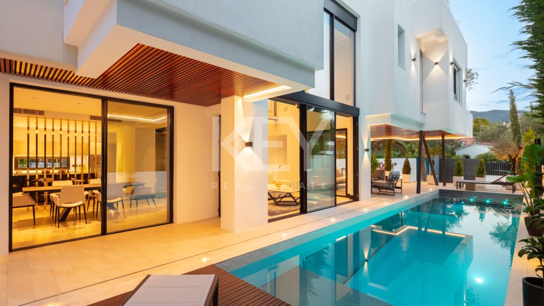 Villa Contemporánea Junto a la Playa en Venta en la Milla de Oro de Marbella